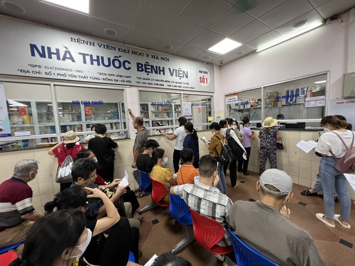 Người bệnh mua thuốc tại Nhà thuốc bệnh viện, Bệnh viện Đại học Y Hà Nội - Ảnh: NAM TRẦN