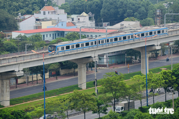 Tàu metro số 1 chạy trên cao đoạn qua TP. Thủ Đức - Ảnh: QUANG ĐỊNH