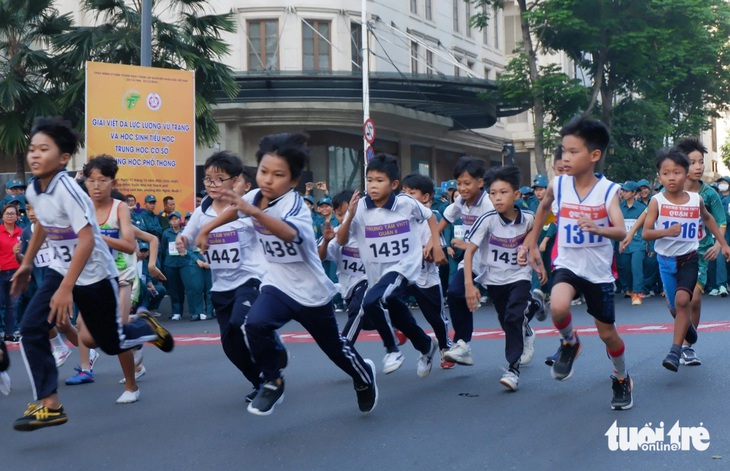 Học sinh khối tiểu học vào đường đua - Ảnh: K.ANH