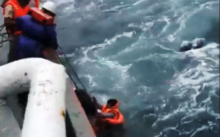 Cứu sống kịp thời 2 thuyền viên bị chìm tàu trôi dạt trên biển ở Vĩnh Long - Ảnh 4.