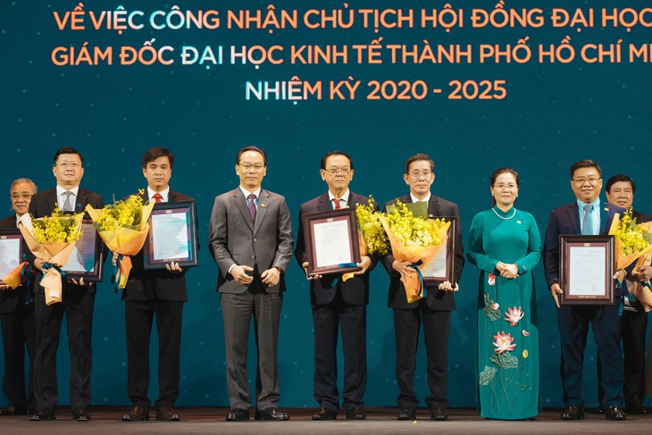 Các lãnh đạo chủ chốt của Đại học Kinh tế TP.HCM nhận quyết định công nhận chính thức từ Bộ Giáo dục và Đào tạo - Ảnh: THANH KIỀU