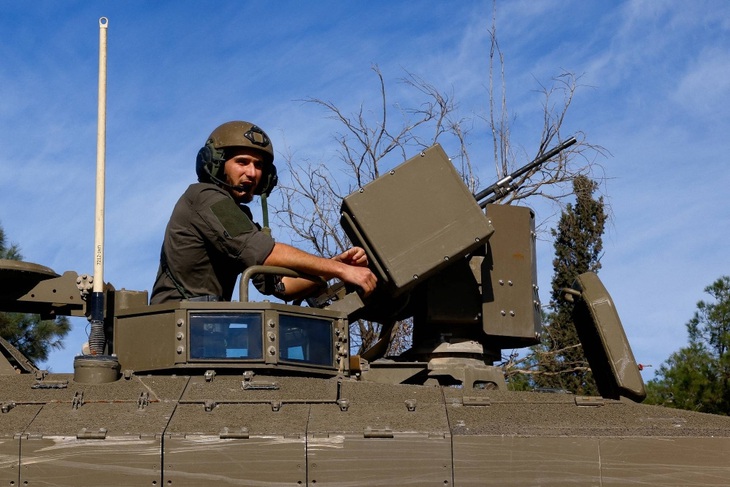 Một người lính Israel lái xe chiến đấu Stryker,gần biên giới với Gaza, ở miền nam Israel - Ảnh: REUTERS