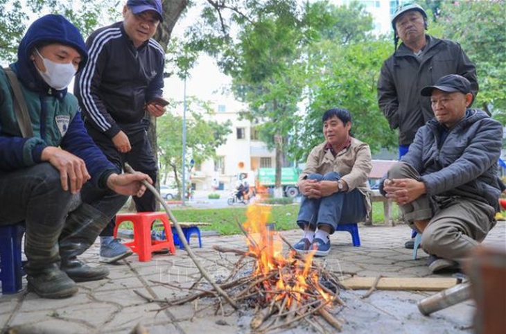 Sáng 17-12, dù trời nắng, nhiệt độ ngoài trời tại Hà Nội vẫn duy trì dưới 14 độ C - Ảnh: TTXVN