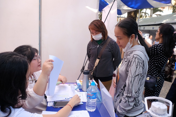 May mặc, da giày 'lên sàn' tuyển dụng lao động trở lại