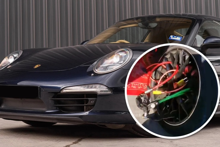 Chiếc xe Porsche đón dâu của chú rể bị khóa lại cho đến khi rải quà mừng - Ảnh: SCMP