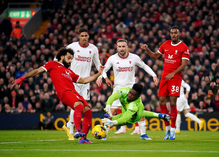 Andre Onana (áo xanh) liên tục cứu thua trước Liverpool - Ảnh: PA