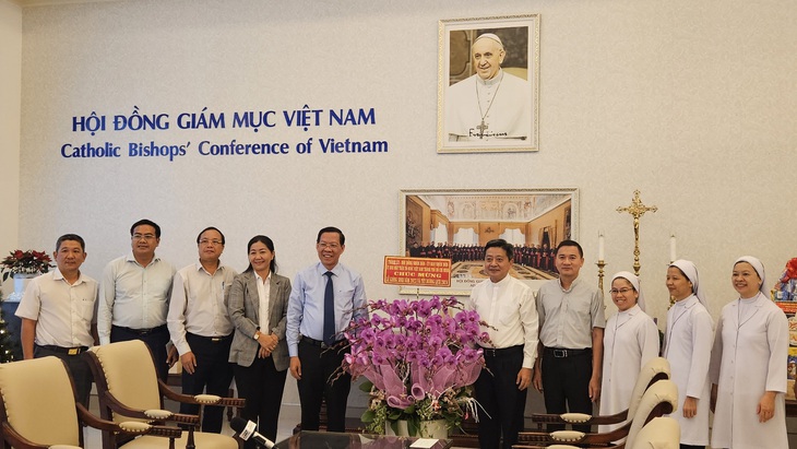 Đoàn cũng đến thăm, chúc mừng văn phòng Hội đồng Giám mục Việt Nam - Ảnh: N.B