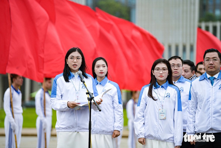 Đại biểu Nguyễn Minh Uyên - phó chủ tịch Hội Sinh viên TP.HCM, chủ tịch Hội Sinh viên Việt Nam Trường đại học Sư phạm TP.HCM - đọc báo công dâng Bác - Ảnh: NAM TRẦN