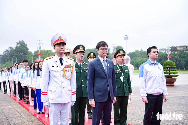 Dự lễ báo công có anh Bùi Quang Huy - bí thư thứ nhất Trung ương Đoàn; anh Nguyễn Minh Triết - bí thư Trung ương Đoàn, chủ tịch Trung ương Hội Sinh viên Việt Nam - Ảnh: NAM TRẦN