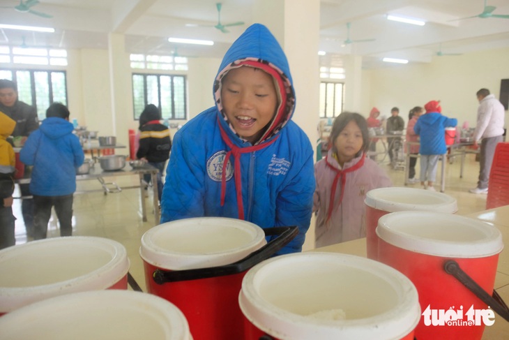 Học sinh Trường phổ thông dân tộc bán trú tiểu học Hoàng Thu Phố 1 phấn khởi trong bữa ăn trưa 19-12 - Ảnh: NGUYÊN BẢO