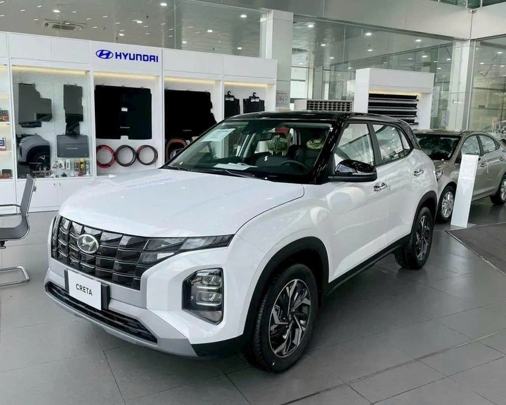 Hyundai Creta bản nhập khẩu trông giống hệt với xe được lắp ráp trong nước. Kích thước 4.315 x 1.790 x 1.660 (mm), chiều dài cơ sở 2.610mm và khoảng sáng gầm 200mm. Mâm kích thước 17 inch. Bản cao cấp nhất trang bị đèn pha LED, tính năng đèn pha tự động, đèn định vị ban ngày LED, đèn hậu LED - Ảnh: Đại lý Hyundai/Facebook