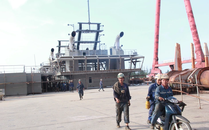 Nhà máy đóng tàu Dung Quất: Từ đổ nát đến doanh thu nghìn tỉ, có đối tác ngước ngoài dòm ngó - Ảnh 4.