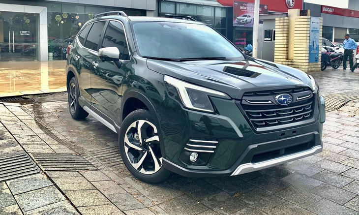 Subaru Forester 2023 là bản facelift, với cụm đèn chiếu sáng trước lớn hơn và góc cạnh hơn trước, dải LED định vị ban ngày mới, lưới tản nhiệt lớn hơn cùng cản trước được làm lại. Bộ mâm 5 chấu kích thước 18 inch trên bản cao cấp cũng có thiết kế khác bản cũ - Ảnh: Đại lý Subaru/Facebook