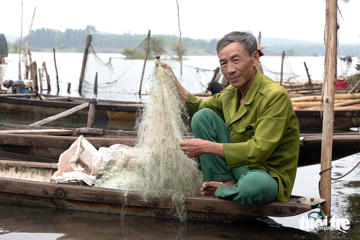 Ông Trần Quỳnh và gia đình mưu sinh bằng chiếc thuyền chài nhỏ trong lòng đại công trình thủy lợi Nam Thạch Hãn - Ảnh: H.TÁO