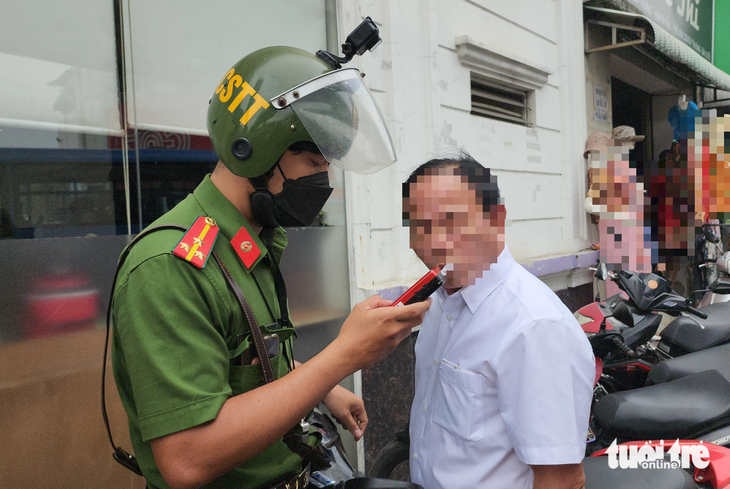 Ông T. vi phạm mức nồng độ cồn kịch khung sau khi đi dự đám cưới về - Ảnh: MINH HÒA