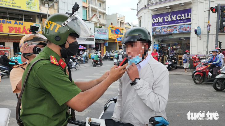 Anh H. vi phạm nồng độ cồn bị lực lượng chức năng lập biên bản - Ảnh: MINH HÒA