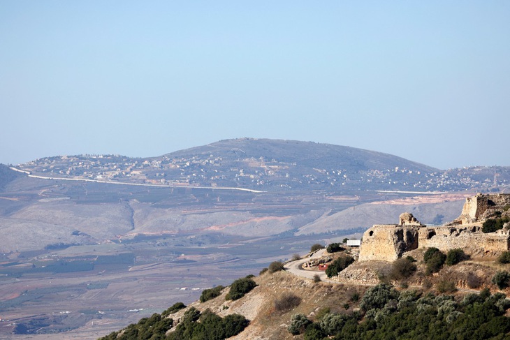 Ảnh chụp hôm 29-11 cho thấy lâu đài Nimrod ở cao nguyên Golan (hiện do Israel kiểm soát). Phía sau là các ngôi làng của Lebanon được ngăn cách bởi một bức tường biên giới - Ảnh: AFP