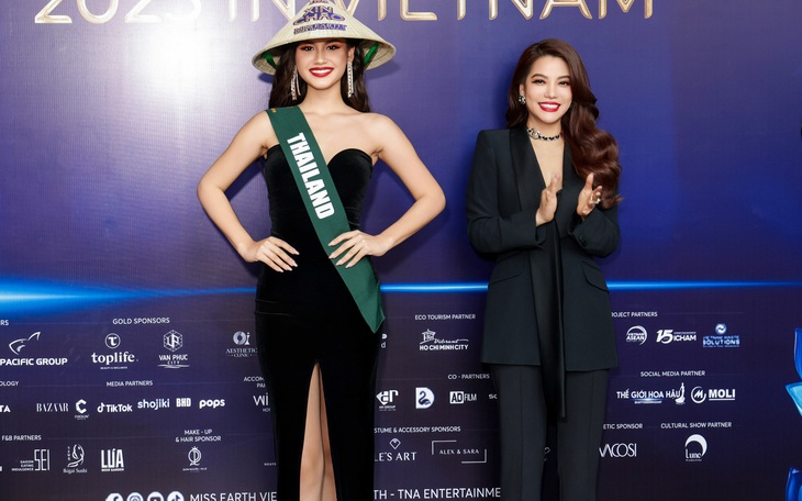 Miss Earth các nước đội nón lá, đeo sash do Trương Ngọc Ánh trao