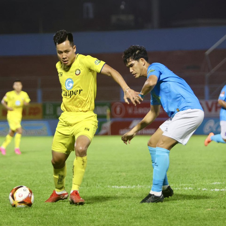 Thanh Hóa (áo vàng) đang thể hiện phong độ khá tốt - Ảnh: KHÁNH HÒA FC