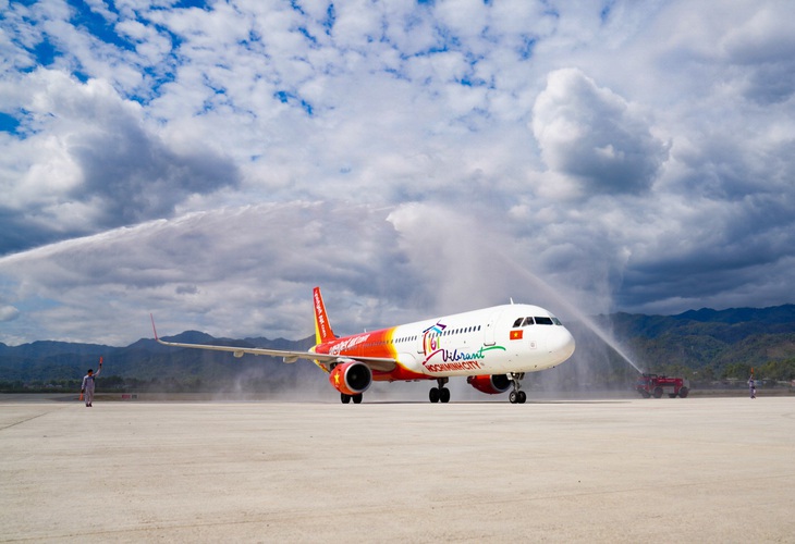 Chuyến bay mang biểu tượng du lịch TP.HCM của Vietjet hạ cánh xuống sân bay Điện Biên trưa 2-12 - Ảnh: VJ