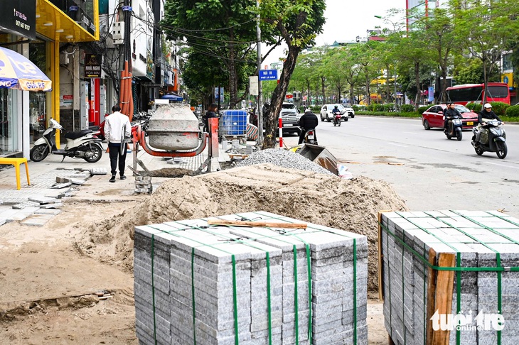 Mùa mua sắm cuối năm, tiểu thương Hà Nội ngán ngẩm vì vỉa hè bị đào xới- Ảnh 2.