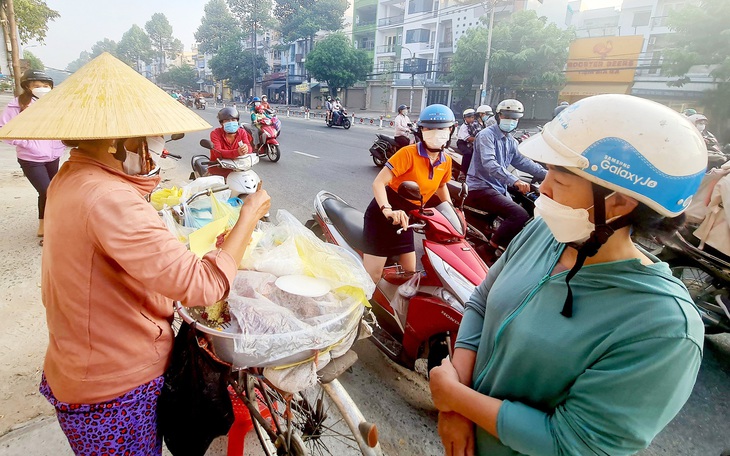 Sài Gòn dậy sớm - Kỳ 7: Những thúng xôi lót dạ lúc 4 giờ sáng