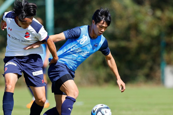 Không được ra sân trong màu áo CLB Yokohama FC, cách cửa đến đội tuyển Việt Nam cũng xa dần với Công Phượng (phải) - Ảnh: YOKOHAMA FC