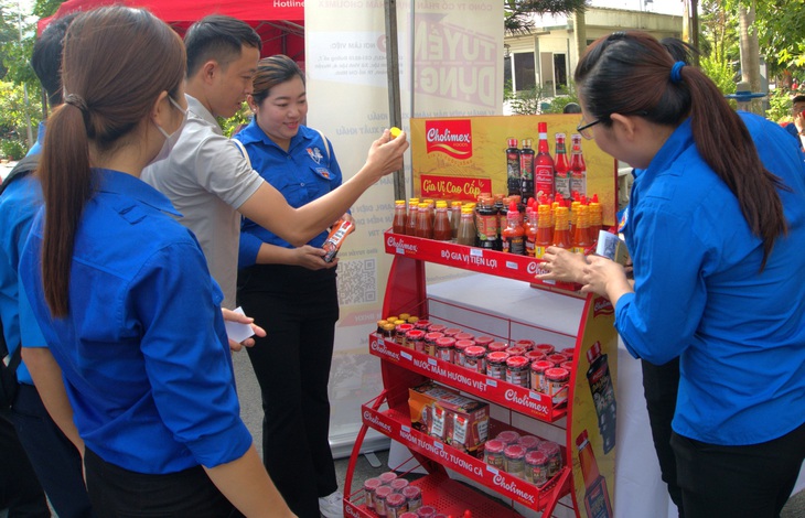 Hỗ trợ công nhân mua hàng bình ổn giá trong bối cảnh kinh tế gặp khó khăn - Ảnh: C.TRIỆU