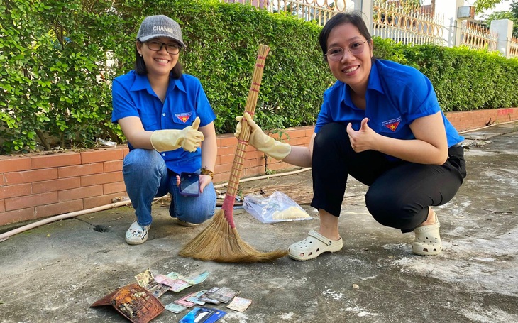 Niềm vui của các đoàn viên ở Chi cục Thuế Nha Trang khi tìm thấy chiếc ví và sau đó tìm được người mất để trao lại - Ảnh: HOÀNG DƯƠNG