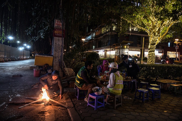 Thời tiết Hà Nội rét, nhiều người phải đốt lửa để sưởi ấm vào đêm và sáng sớm - Ảnh: NAM TRẦN