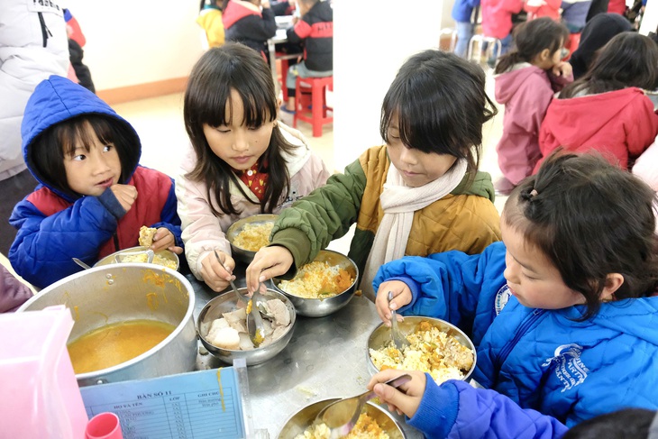 Học sinh Trường PTDT bán trú tiểu học Hoàng Thu Phố 1 ăn bán trú vào trưa 19-12 - Ảnh: NGUYÊN BẢO