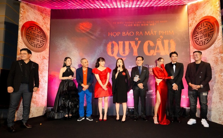 Hài hước chuyện diễn viên chính 'Quỷ cẩu' không được xem lại phim mình đóng- Ảnh 1. Ê kíp phim Quỷ cẩu gồm diễn viên, đạo diễn, nhà sản xuất tại sự kiện công chiếu