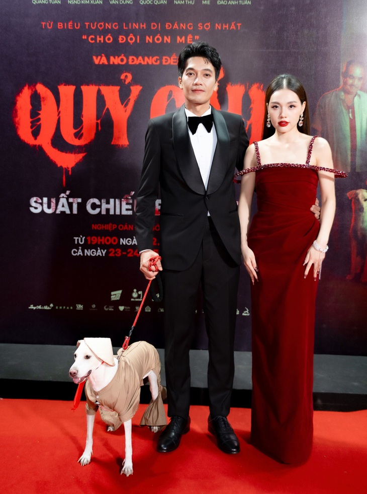 Hài hước chuyện diễn viên chính 'Quỷ cẩu' không được xem lại phim mình đóng- Ảnh 3. Diễn viên Quang Tuấn cùng bà xã chụp ảnh với bạn diễn đặc biệt trên thảm đỏ