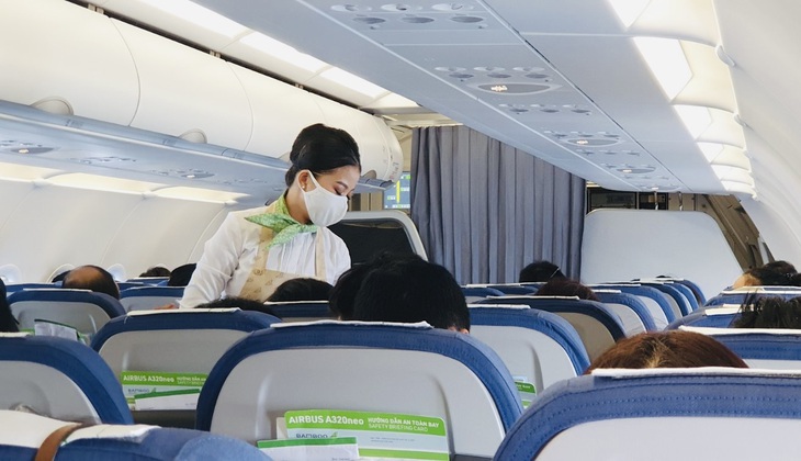 Hãng bay giảm quy mô, dư thừa hàng trăm tiếp viên và phi công. Trong ảnh: tiếp viên của Bambo Airways đang làm việc trên chuyến bay - Ảnh: CÔNG TRUNG