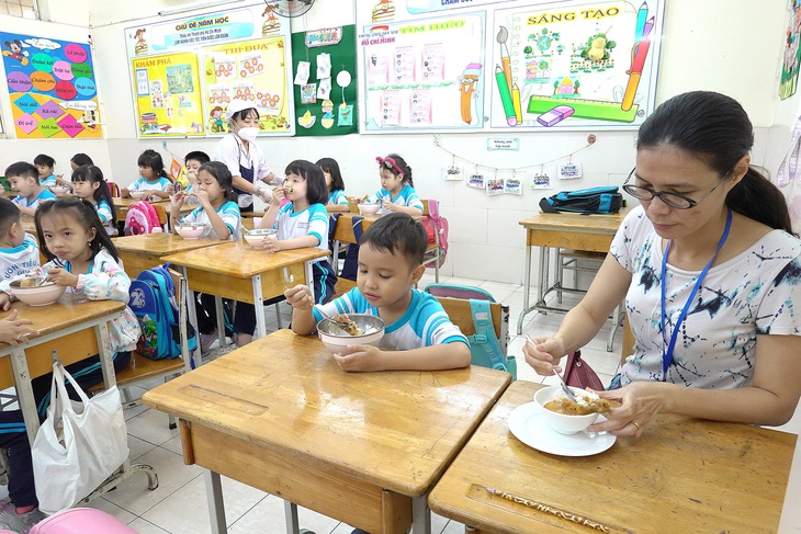 Phụ huynh tham quan và ăn chung với học sinh bán trú Trường tiểu học Trần Hưng Đạo (quận 1, TP.HCM) trong giờ ăn trưa ngày 19-12 - Ảnh: NHƯ HÙNG