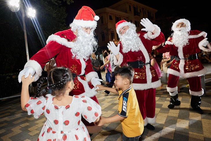 Ông già Noel cùng du khách vui chơi trong đêm lễ hội