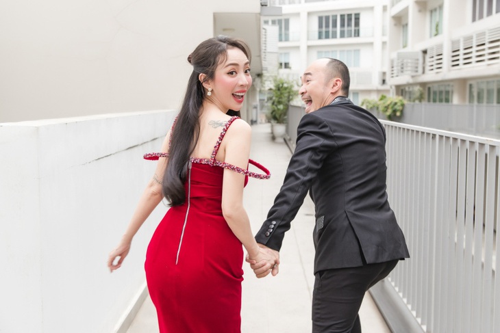 Cười xỉu với Thu Trang lầy lội hướng dẫn chồng tạo dáng chụp ảnh- Ảnh 1. Thu Trang - Tiến Luật ngọt ngào trong bộ ảnh mới