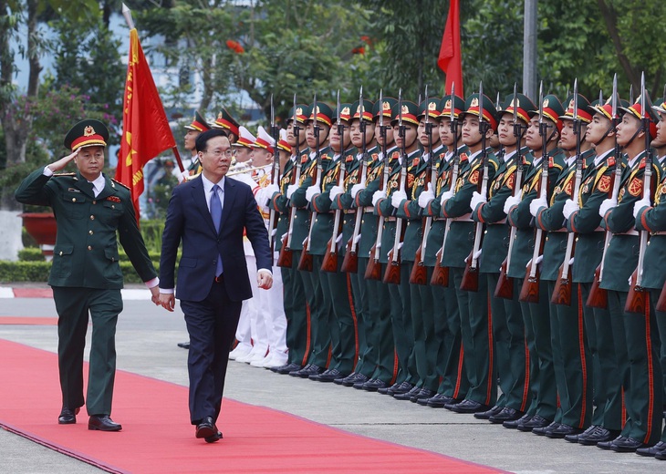 Chủ tịch nước Võ Văn Thưởng đã đến thăm, động viên cán bộ, chiến sĩ Lữ đoàn Trinh sát đặc nhiệm K3 - Ảnh: TTXVN