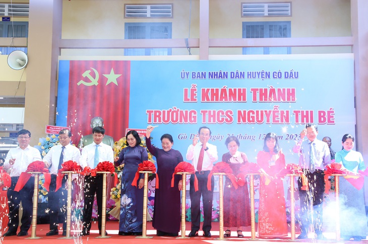 Các đại biểu cắt băng khánh thành trường - Ảnh: N.T.