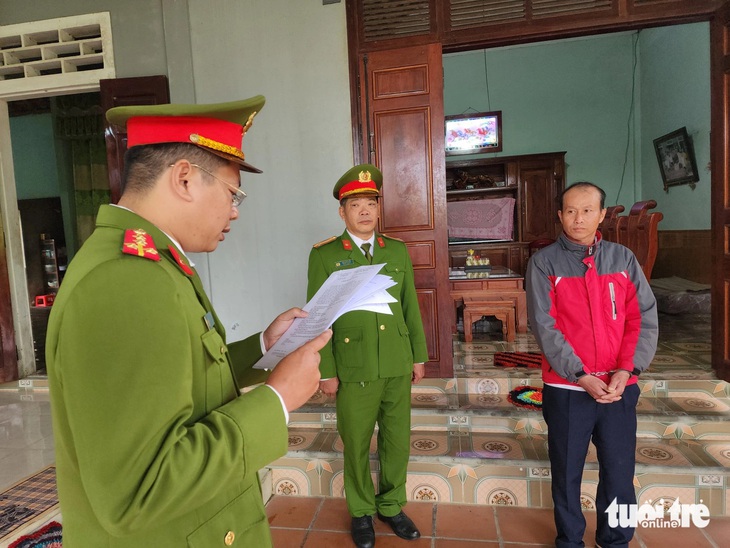 Ông Hoài bị bắt vì làm giả sổ đỏ chiếm đoạt hơn 500 triệu đồng - Ảnh: Công an Quảng Trị