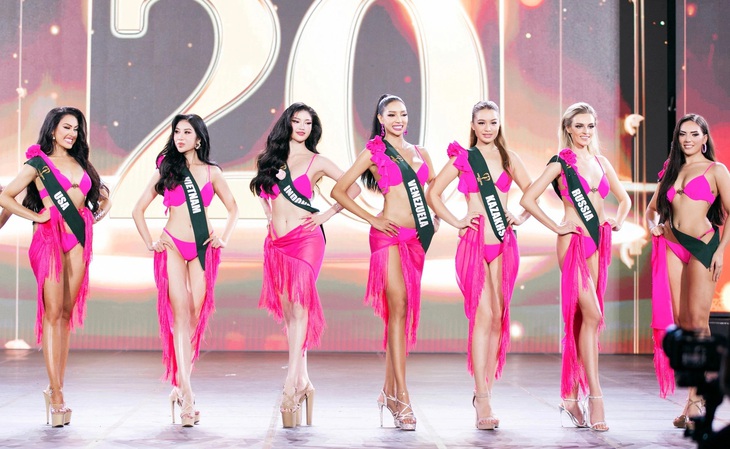 Thí sinh Miss Earth trình diễn áo tắm - Ảnh: KIẾNG CẬN TEAM