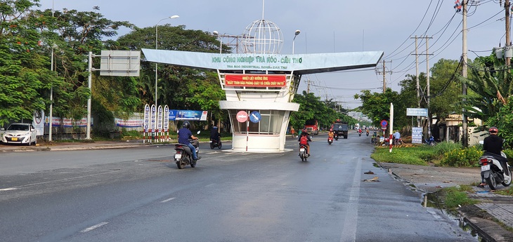 Mức thưởng Tết Nguyên đán Giáp Thìn cao nhất tại TP Cần Thơ chỉ bằng phân nửa năm trước - Ảnh: LÊ DÂN