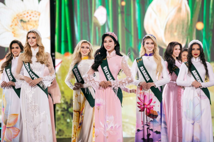 Các thí sinh Miss Earth 2023 xuất hiện mở màn trong trang phục áo dài - Ảnh: KIẾNG CẬN TEAM