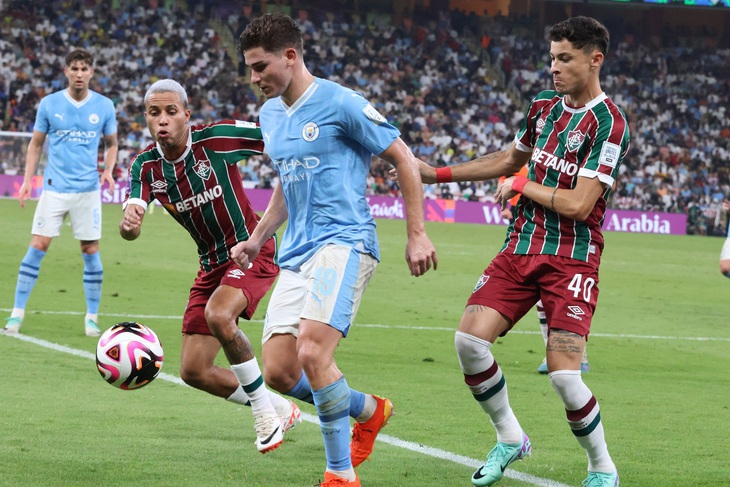 Julian Alvarez tỏa sáng khi thay thế Haaland đá trung phong cho Man City trong trận chung kết rạng sáng 23-12 - Ảnh: TRUNG NGHĨA