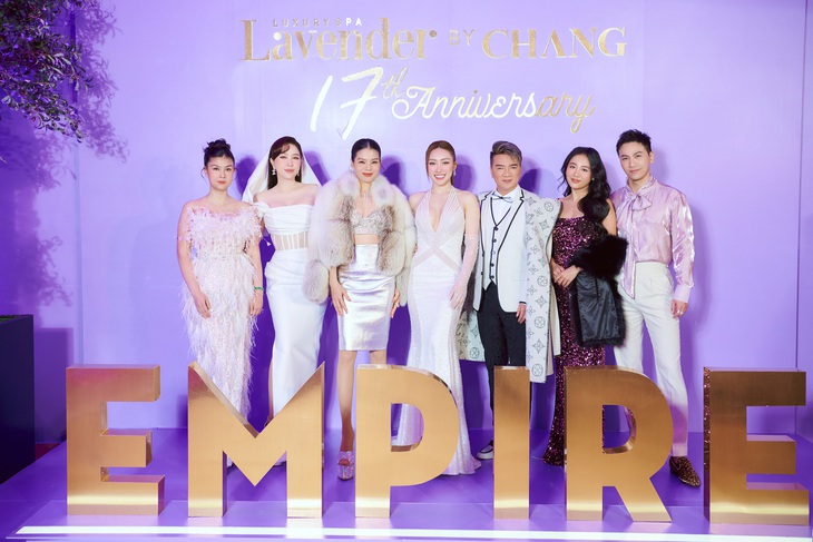 Lý Thùy Chang (giữa) - chủ nhân dạ tiệc Beauty Empire bên cạnh dàn nghệ sĩ tên tuổi: Kim Thư, Bảo Thy, Lệ Quyên, Đàm Vĩnh Hưng, Văn Mai Hương và Mai Tiến Dũng (trái qua)