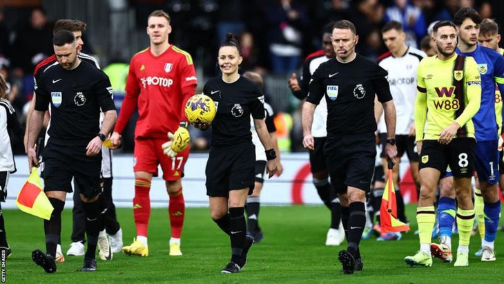 Rebecca Welch (giữa) trở thành nữ trọng tài đầu tiên cầm còi ở Premier League - Ảnh: Getty Images