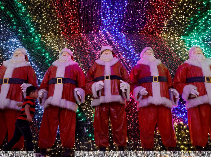 Những bức tượng ông già Noel ở Tượng ông già Noel ở Philippines - Ảnh: REUTERS