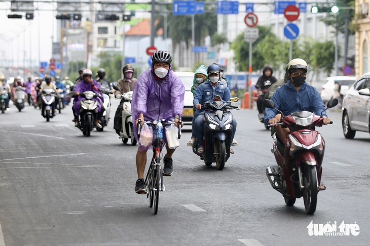 Khoảng 8h30, TP.HCM có mưa nhẹ trên nhiều quận - Ảnh: TIẾN QUỐC