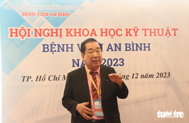 TS Nguyễn Ngọc Minh - phó chủ tịch Hội Thính học Việt Nam - báo động độ tuổi bị suy giảm thính lực tại nước ta ngày càng trẻ hóa, do sống trong môi trường ô nhiễm tiếng ồn và thói quen chưa tốt - Ảnh: X.MAI