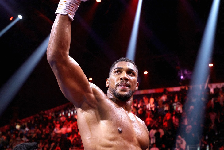 Anthony Joshua ăn mừng khi chiến thắng Otto Wallin - Ảnh: Reuters